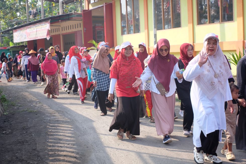 JALAN SEHAT MERIAH, DOORPRIZE, DAN PEMBAGIAN HADIAH LOMBA AGUSTUSAN DI DESA BULUS